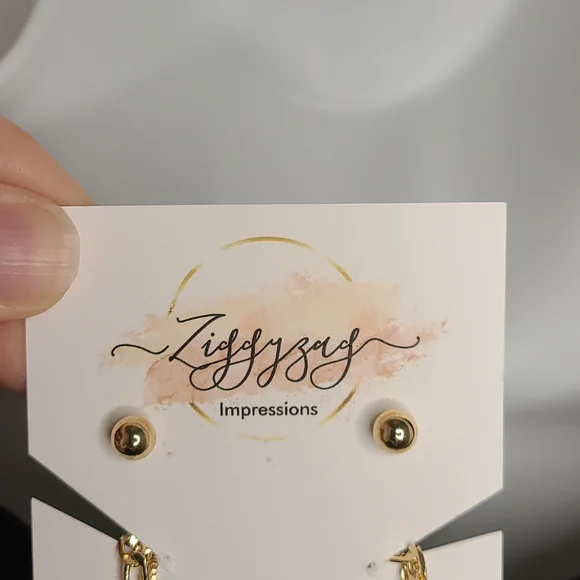 NWT Gold 3-Tiered Necklace/Studs Set - Picture 4 of 5